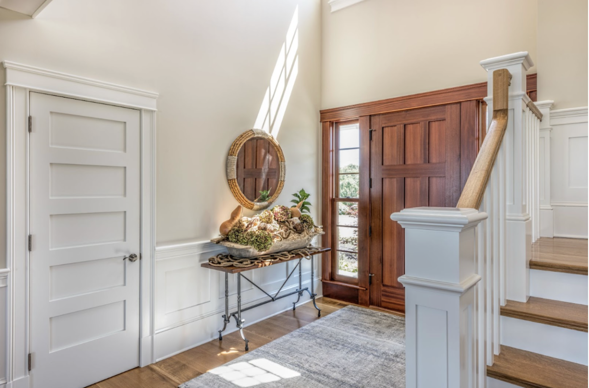 Creating a Welcoming Entryway: Holiday Decor and Design